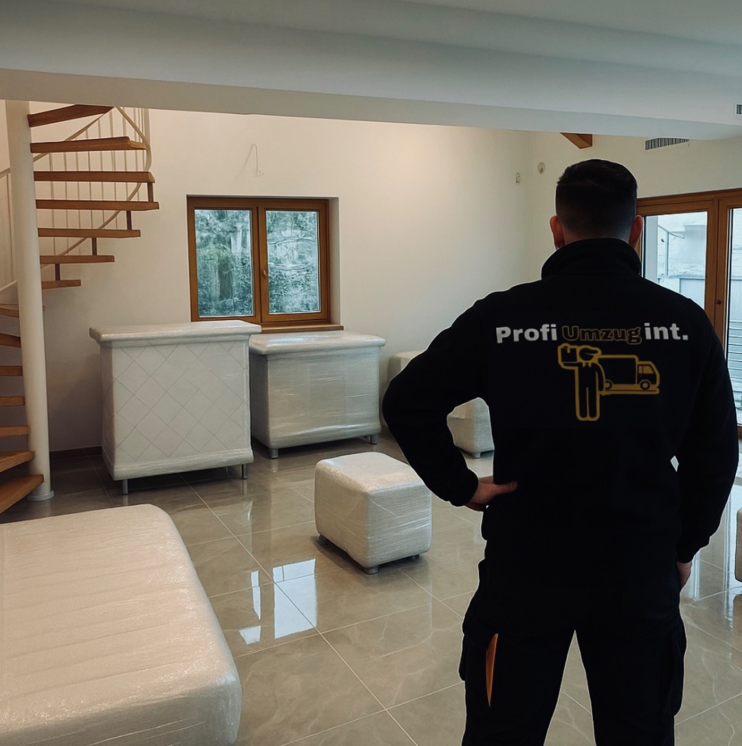 Mitarbeiter von Profi Umzug vor sorgfältig verpackten Möbeln