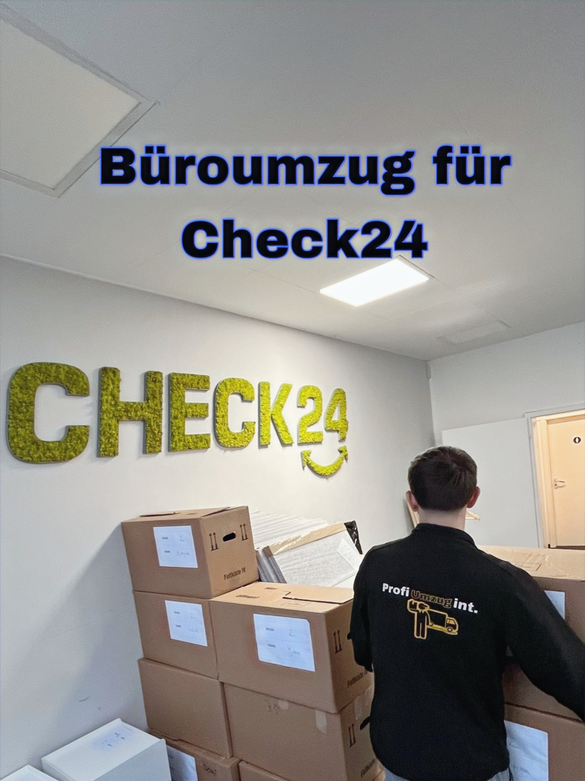 Mitarbeiter beim Transport von Kartons in einem Büro